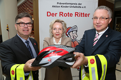 Aktion Kinder-Unfallhilfe spendet 250 Fahrradhelme für bedürftige Schüler der Düsseldorfer Kindertafel