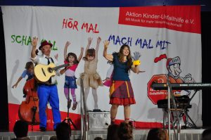 Für die Aktion Kinder-Unfallhilfe unterwegs: Beate und FERRI begeisterten ihr Publikum bei der musikalischen Verkehrserziehung in Heinsberg. 