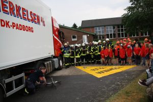 Aufmerksam verfolgten die Kinder die Ausführungen zum Toten Winkel beim Lkw. Foto: Feuerwehr