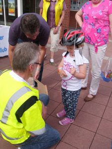 Ein Fahrradhelm der Aktion Kinder-Unfallhilfe e.V. schenkt Freude und Sicherheit.