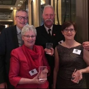 Ellen Haase, Edgar Eden sowie Uta C. Albern (von links) sind nominiert für den Deutschen Engagements Preis. Hinten links Dr. Jan Zeibig, Geschäftsführer der Aktion Kinder-Unfallhilfe.