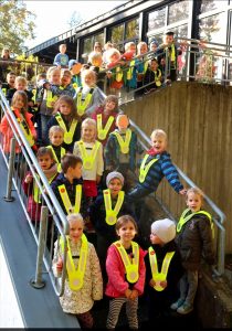 Kinder der Gemeinde Ehlscheid mit ihren neuen Sicherheitskragen